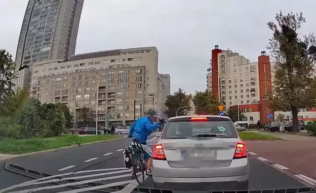 Skandaliczne zachowanie rowerzysty w Warszawie. Wideo trafiło do sieci