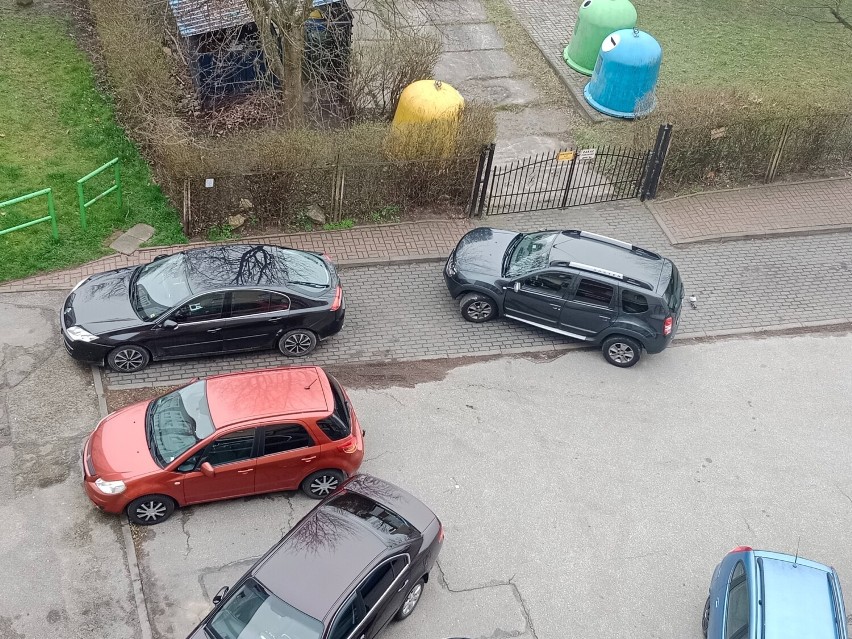 Źle zaparkowali w Częstochowie i zrobili im zdjęcie. Ale obciach! Zobacz to... troszkę wstyd. Oto najlepsze przykłady "miszczów parkowania"