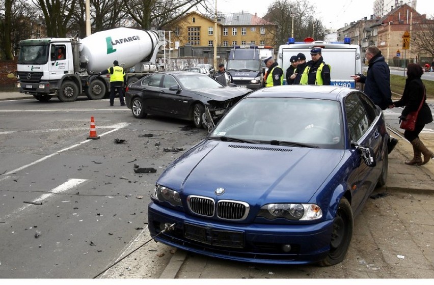 Powstańców Wlkp.: Zderzyły się dwa BMW. Auto wpadło w przystanek