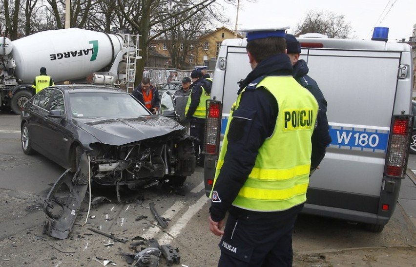Powstańców Wlkp.: Zderzyły się dwa BMW. Auto wpadło w przystanek
