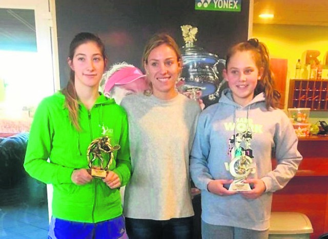 Julia Oczachowska (z lewej) i Zuzanna Kubacha z Angelique Kerber, najlepszą obecnie tenisistką świata.