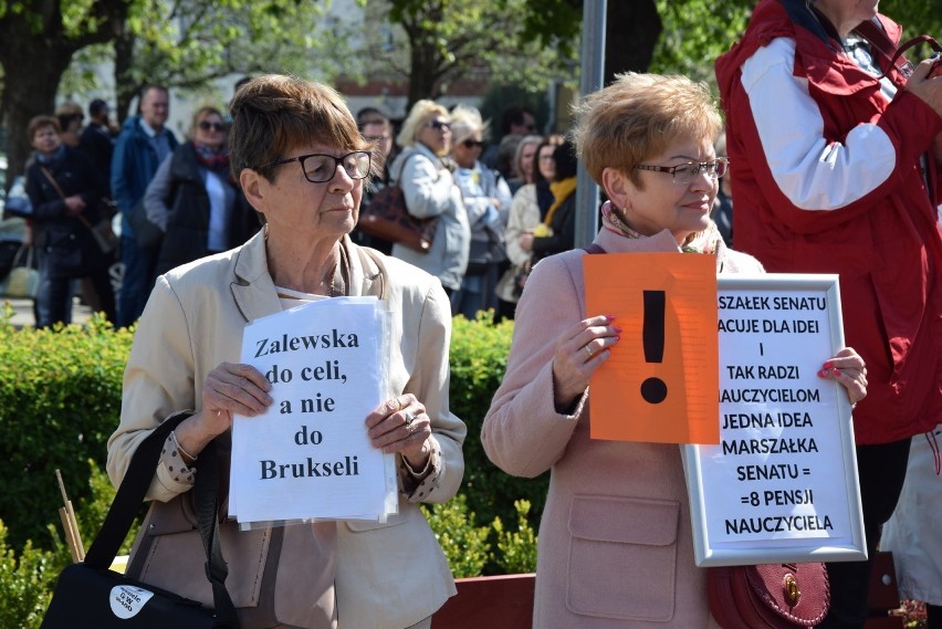 Nauczyciele z Gorzowa spotkali się przy Lubuskim Urzędzie...