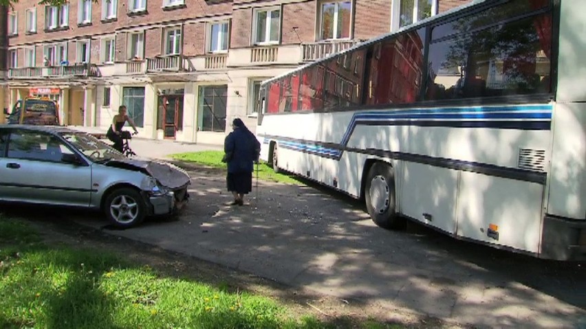 Wypadek autobusu w Warszawie. Rozpędzony pojazd wjechał na...