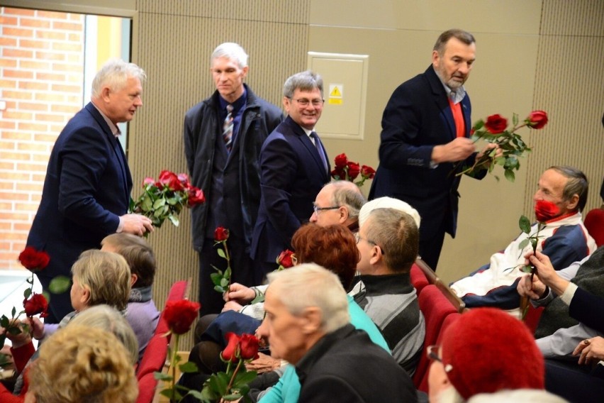 Seniorki otrzymały od miasta czerwone róże