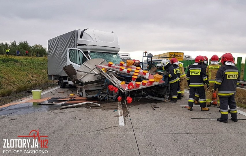 Wypadek na A4. Bus wjechał w służby drogowe [ZDJĘCIA]