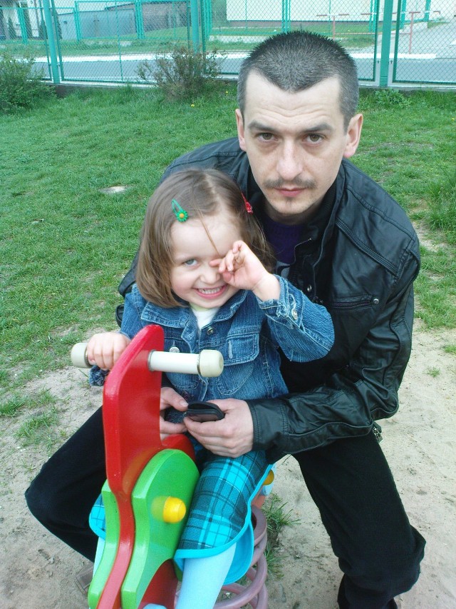 Jacek Walczak z pięcioletnią córką Roksaną, która ciągle nie jest zameldowana razem z nim w mieszkaniu