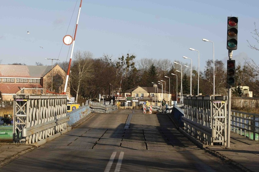 Remont mostu w Sobieszewie: Czy mieszkańcy doczekają sie w końcu naprawy mostu pontonowego?