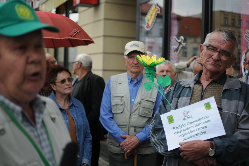 Śrem: pikieta działkowców pod biurem posła Filipa Kaczmarka na śremskim rynku [ZDJĘCIA]