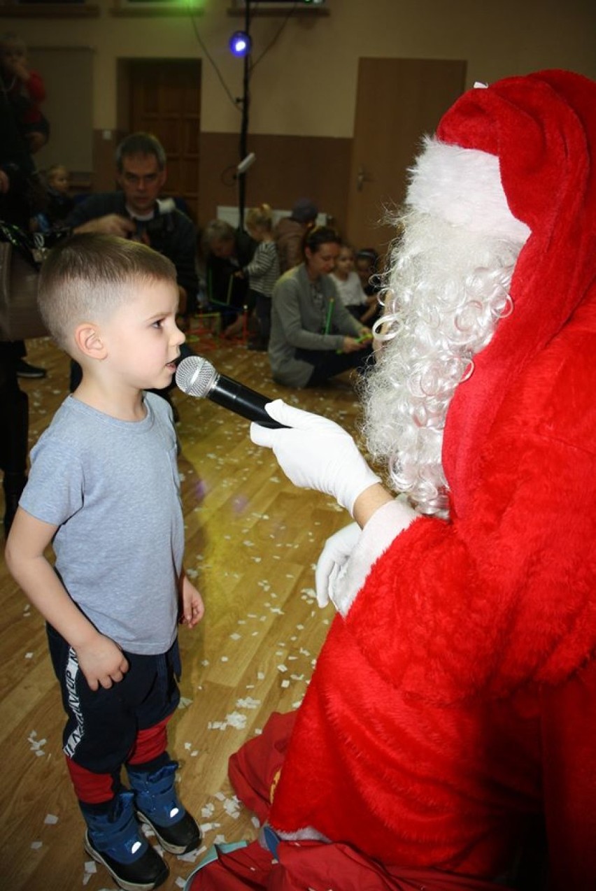 Ostaszewo. Świąteczny koncert mikołajkowy sprawił dzieciom mnóstwo radości.