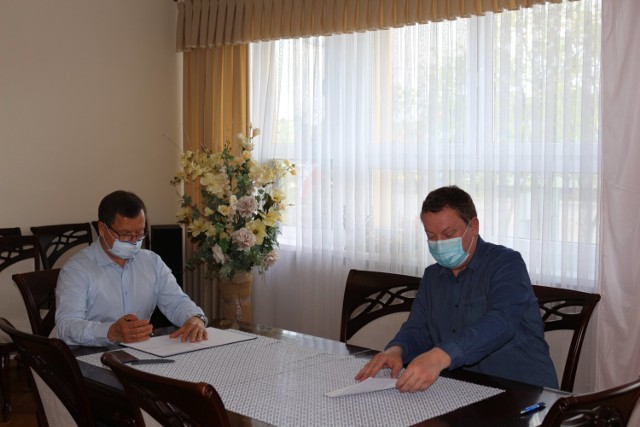 Władze Golubia-Dobrzynia przekazały szpitalowi 400 przyłbic do ochrony przed koronawirusem
