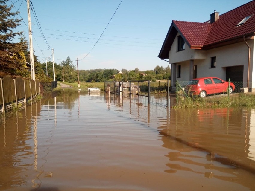 Dom na ulicy Skalnej w Rybniku pod wodą. Strażacy ewakuowali kobietę, która trafiła do szpitala.