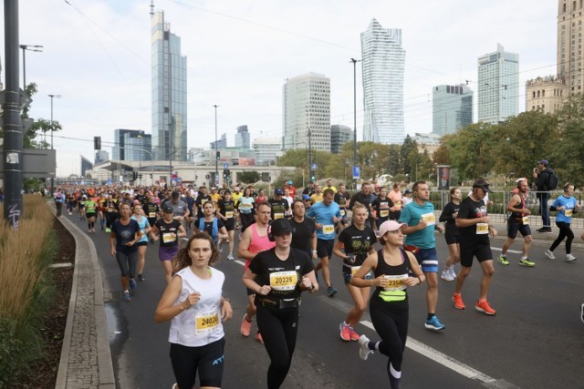 Biegacze przebiegli 10 km ulicami stolicy. Zdjęcia uczestników i wyniki