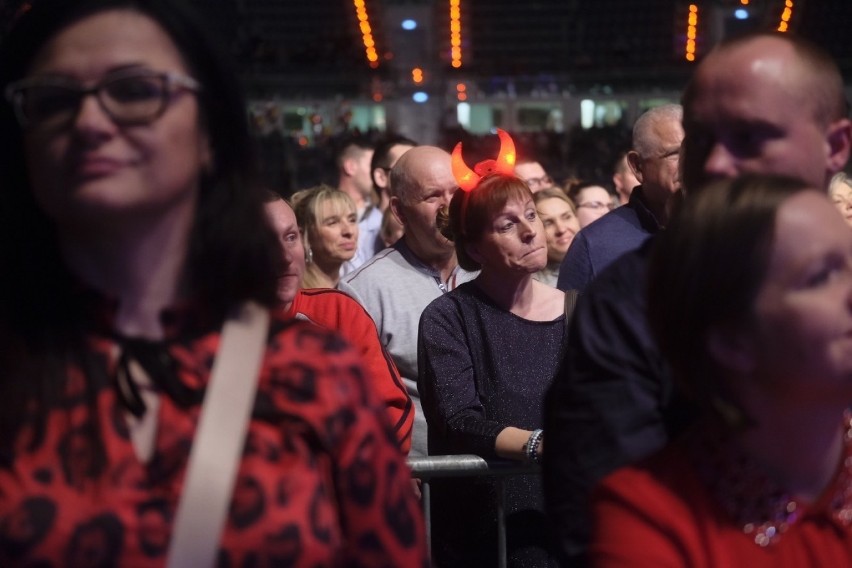 W Arenie Toruń trwa 5. Świąteczna Gala Disco Polo. Na scenie...