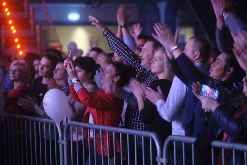 W Arenie Toruń trwa 5. Świąteczna Gala Disco Polo. Na scenie...