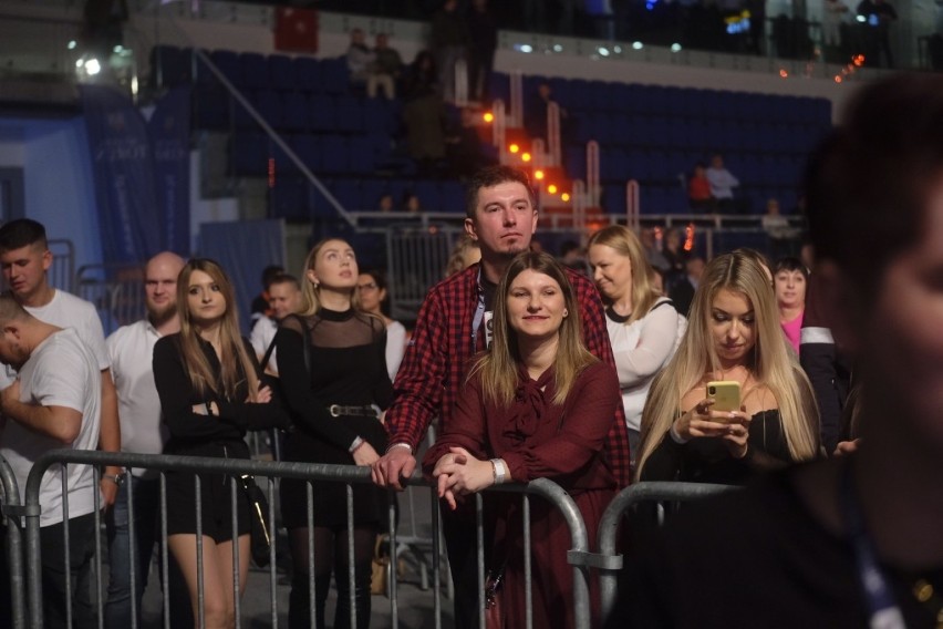 W Arenie Toruń trwa 5. Świąteczna Gala Disco Polo. Na scenie...