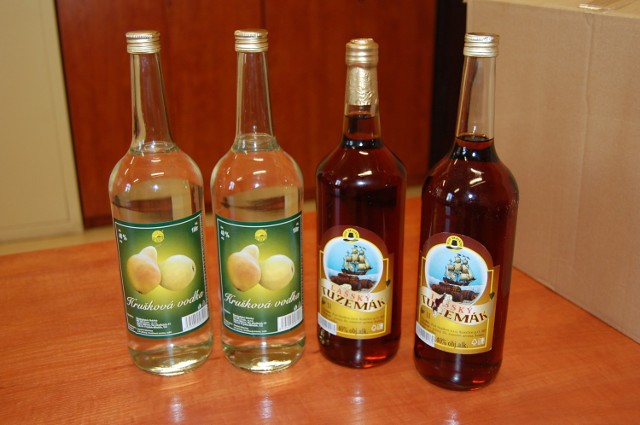 Butelki z alkoholem z Czech zarekwirowane na tarnogórskim targu