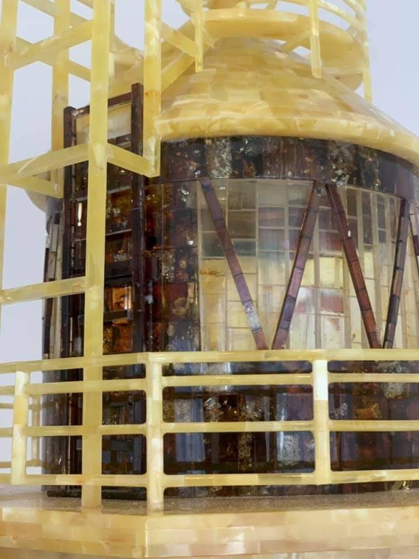 Największa latarnia z bursztynu w Księdze Rekordów Guinessa. Mistrz ze Sztutowa z kolejnym rekordem