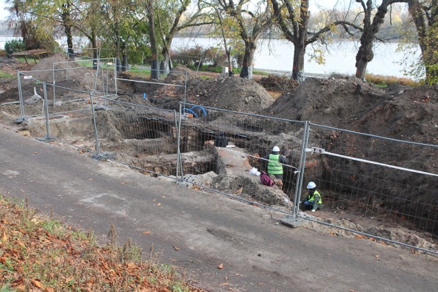 Przed Basztą Gołębnik archeolodzy badają fragment solidnego muru odkopanego podczas prac na toruńskim bulwarze.