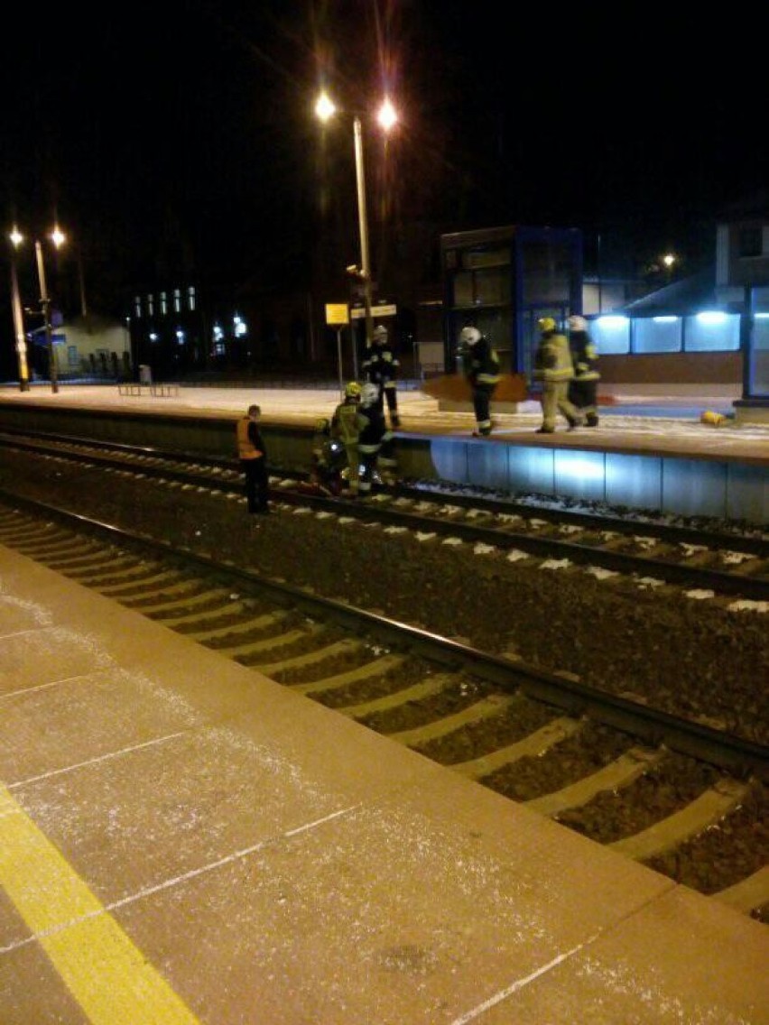 Potrącenie mężczyzny przez pociąg w Pszczółkach. 46-latek z urazem nogi trafił do szpitala
