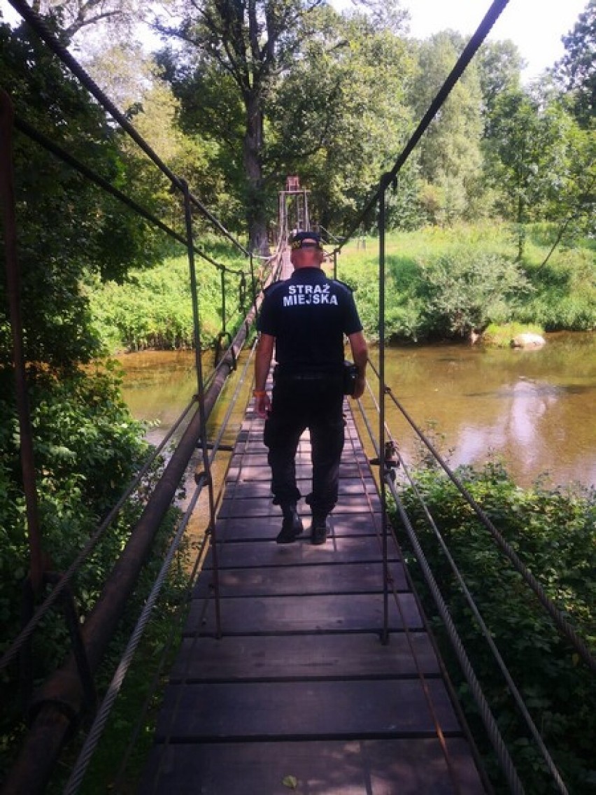 Policjanci i strażnicy miejscy kontrolują dzikie kąpieliska w Krośnie na w ramach akcji "Kręci mnie bezpieczeństwo nad wodą"