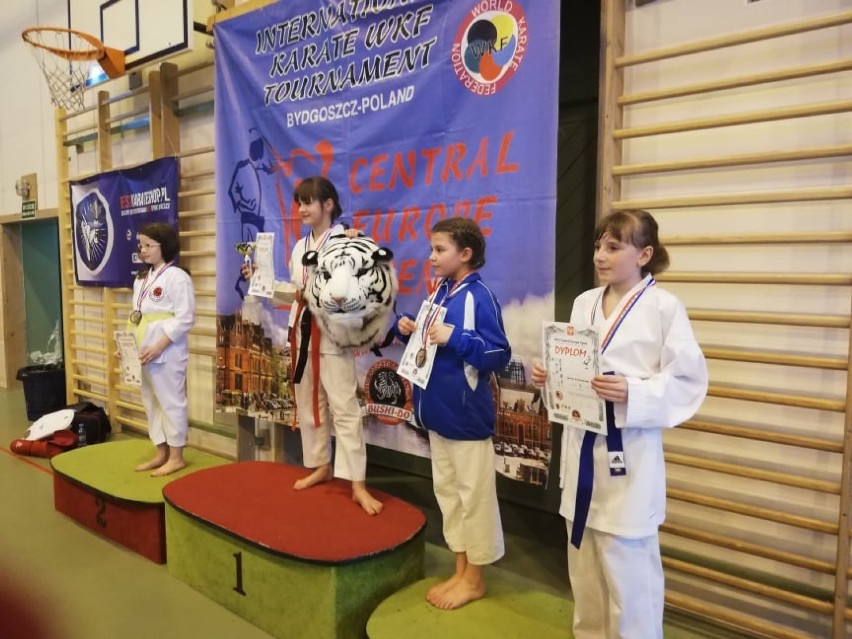 Młodzi karatecy z Pleszewskiego Klubu Karate nie zwalniają tempa. W zawodach w Bydgoszczy wywalczyli kolejne medale