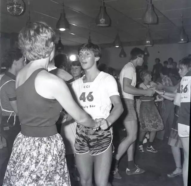 Ależ to musiała być impreza! W Białym Borze na początku lat 80-tych XX wieku organizowane były Maratony Tańca. Zapraszamy do obejrzenia wyjątkowych zdjęć z 4. edycji tego wydarzenia autorstwa znanego koszalińskiego fotografa Krzysztofa Sokołowa.