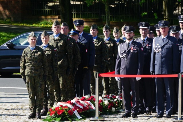 Przed pomnikiem Armii Poznań zorganizowano uroczyste obchody 78 rocznicy zakończenia II Wojny Światowej w Europie.