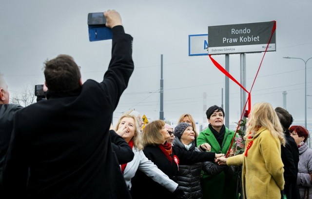 Rondo u zbiegu ul. Sobieskiego i Moniuszki zyskało nazwę Ronda Praw Kobiet 

Zobacz kolejne zdjęcia/plansze. Przesuwaj zdjęcia w prawo naciśnij strzałkę lub przycisk NASTĘPNE