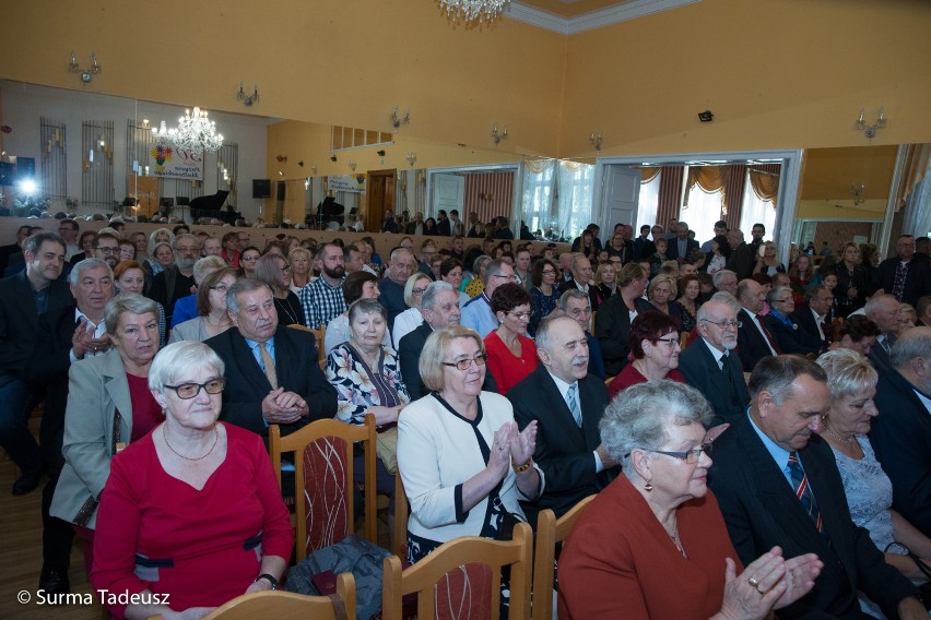 W piątek, 13 października świętowało 29 par małżeńskich ze...