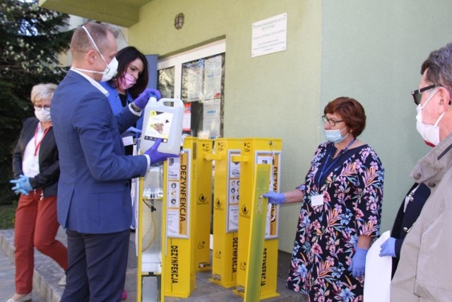 Szpital w Pionkach otrzymał między innymi urządzenia do dezynfekcji rąk Clean & Go, a także płyny dezynfekujące.