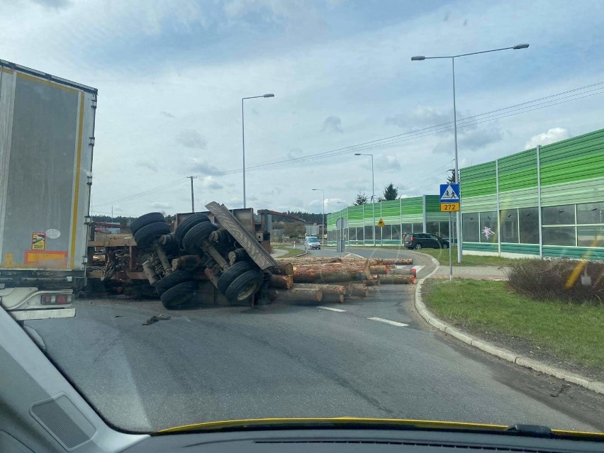 Na rondzie w Dolnej Grupie przewróciła się ciężarówka z drewnem