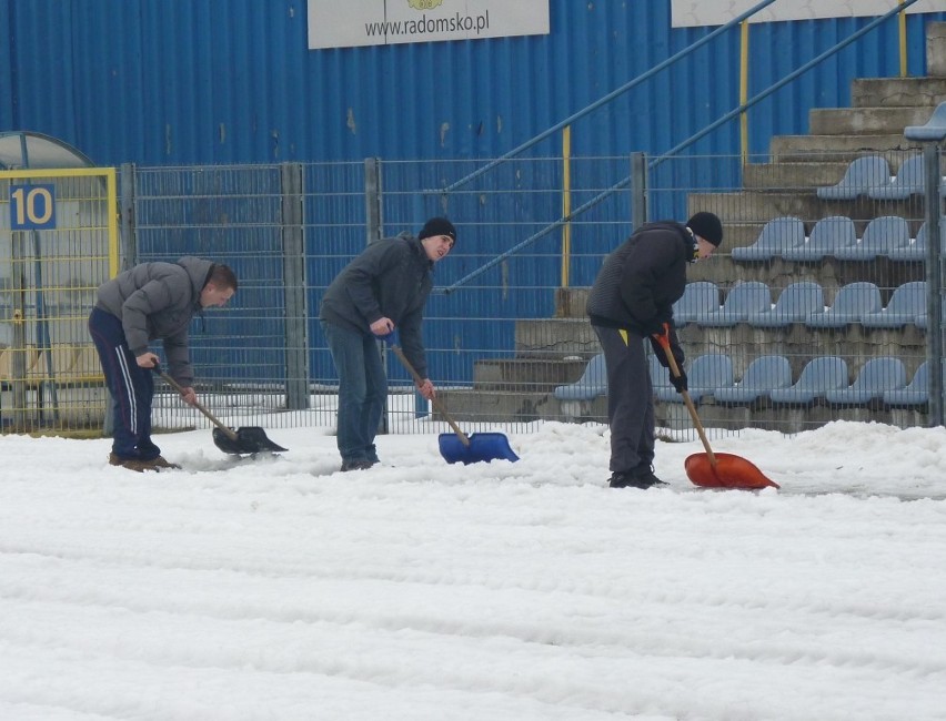 Kibice RKS Radomsko odśnieżają stadion przy ul. Brzeźnickiej [ZDJĘCIA]