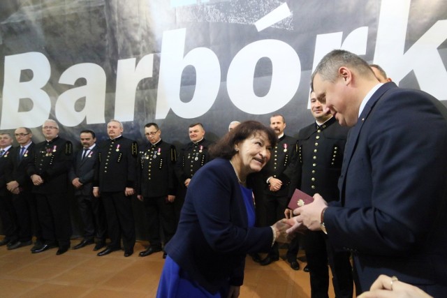 Medale, odznaki, stopnie górnicze i honorowe kordziki. Górnicy z całej Polski świętowali we wtorek Barbórkę. Wśród nich ok. 4,5 tysiąca pracowników LW Bogdanka, gdzie odbyły się doroczne uroczystości. 

WIĘCEJ: Święto górników w kopalni Bogdanka (ZDJĘCIA)