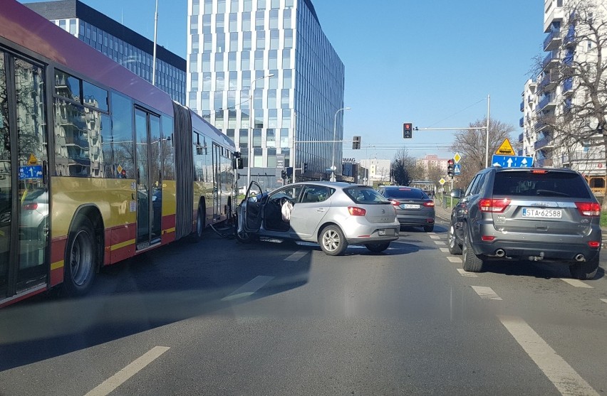 Wrocław. Uwaga kierowcy. Autobus zderzył się z samochodem na ul. Strzegomskiej (ZOBACZ ZDJĘCIA)