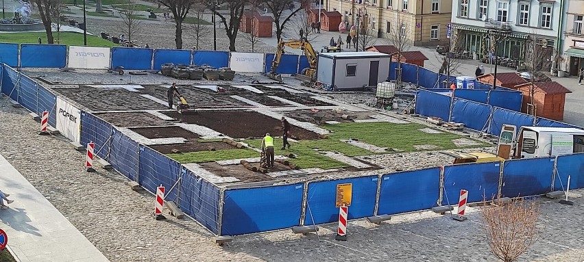 Prace renowacyjne rynku w Przemyślu. Odtworzenie zarysów...