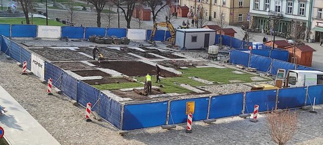 Prace renowacyjne rynku w Przemyślu. Odtworzenie zarysów dawnego ratusza. Zdjęcie z 12 kwietnia 2023 r.