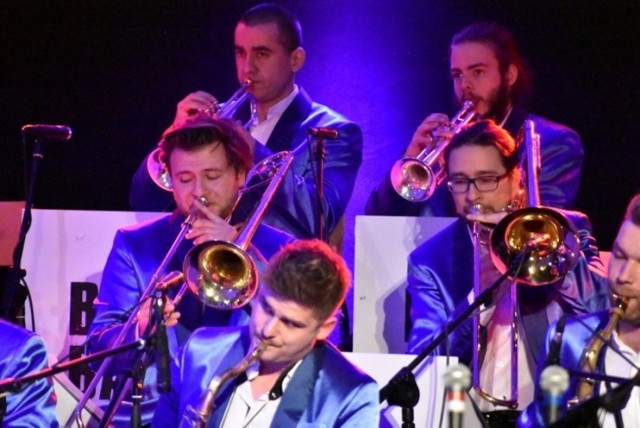 Big Band UZ gra nam od 23 lat i z każdym rokiem zaskakuje nowymi pomysłami. Oczywiście pod kierunkiem Jerzego Szymaniuka. Z BB występowały największe gwiazdy...