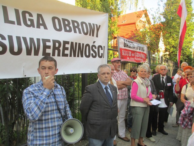 Manifestacja Ligi Obrony Suwerenności pod konsulatem rosyjskim w Gdańsku