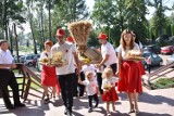 Moszczenica. Krwiodawcy z dożynkowym wieńcem w kościele Matki Bożej Szkaplerznej. Wcześniej w towarzystwie kapeli objechali z nim wieś