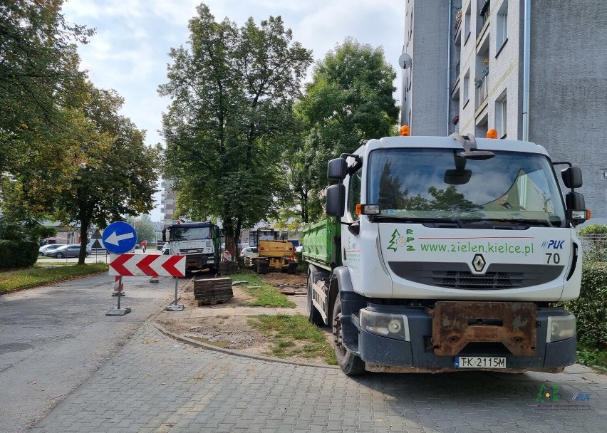 Wymieniają chodnik w jednym z najstarszych osiedli w Kielcach. Mieszkańcy długo na to czekali