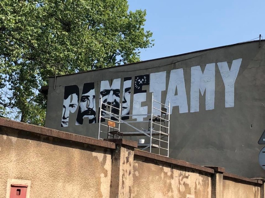 Mural "Pamiętamy", poświęcony pamięci 9. górników zabitych w...