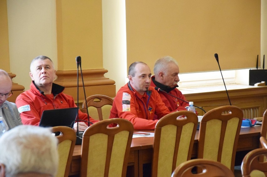Członkowie komisji Sejmiku Województwa Dolnośląskiego w Starostwie Powiatowym 