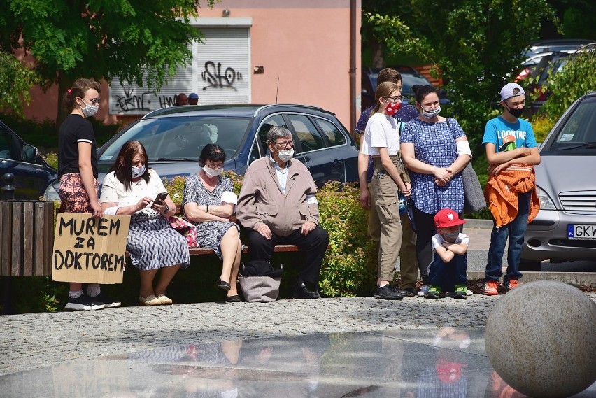 Mieszkańcy żądali m.in. przywrócenia do pracy lekarza Leszka...