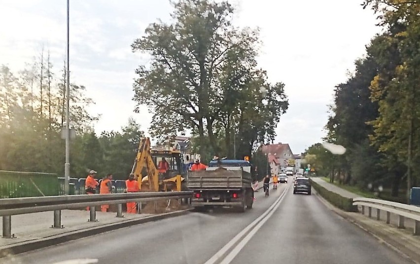 Złotów. Trwa remont chodnika przy moście na Głomi na Kaczym Dołku