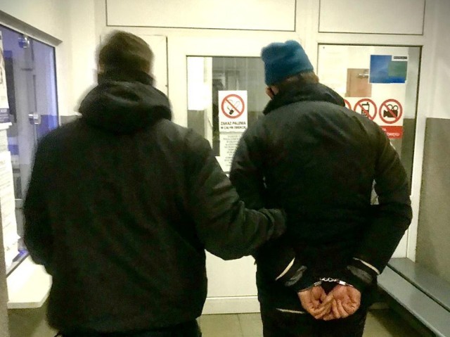 Policjanci zatrzymali dwóch mężczyzn spoza Bydgoszczy podejrzanych o kradzieże katalizatorów