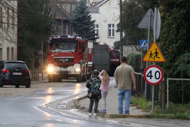 Przed godziną 15:00, podczas prac budowlanych przy ul. Jerzmanowskiej, operator koparki zauważył uszkodzoną rurę z gazem.