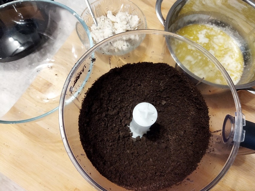 Rozdrobnij ciastka za pomocą blendera, miksera lub włóż je...