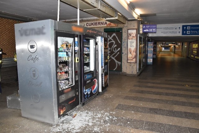 Trzech sprawców w przejściu podziemnym poznańskiego dworca PKP w Poznaniu włamało się do automatu ze słodyczami. Złodzieje zarzuty i przyznali się do popełnienia przestępstwa oraz dobrowolnie poddali się karze.