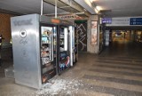 Akcja policji na dworcu w Poznaniu. Złodzieje włamali się do... automatu z batonami