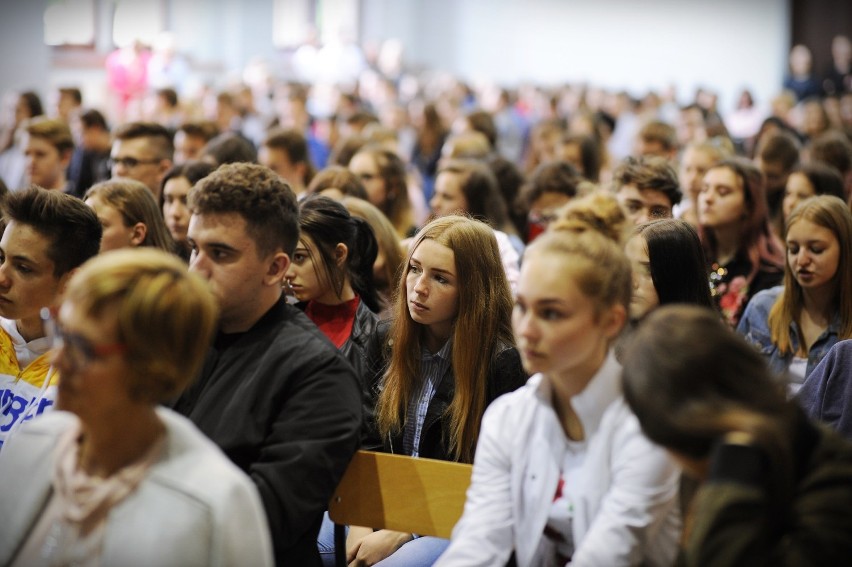 Szymon Hołownia na wykładzie w I LO w Oleśnicy